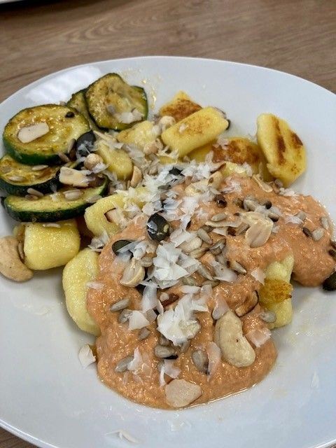 Fertige Gnocchi mit Ofenzucchini in einer So&szlig;e aus getrockneten Tomaten und Frischk&auml;se