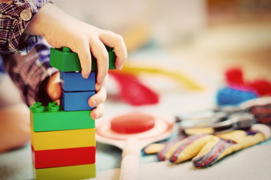 Kind Lego bauen
