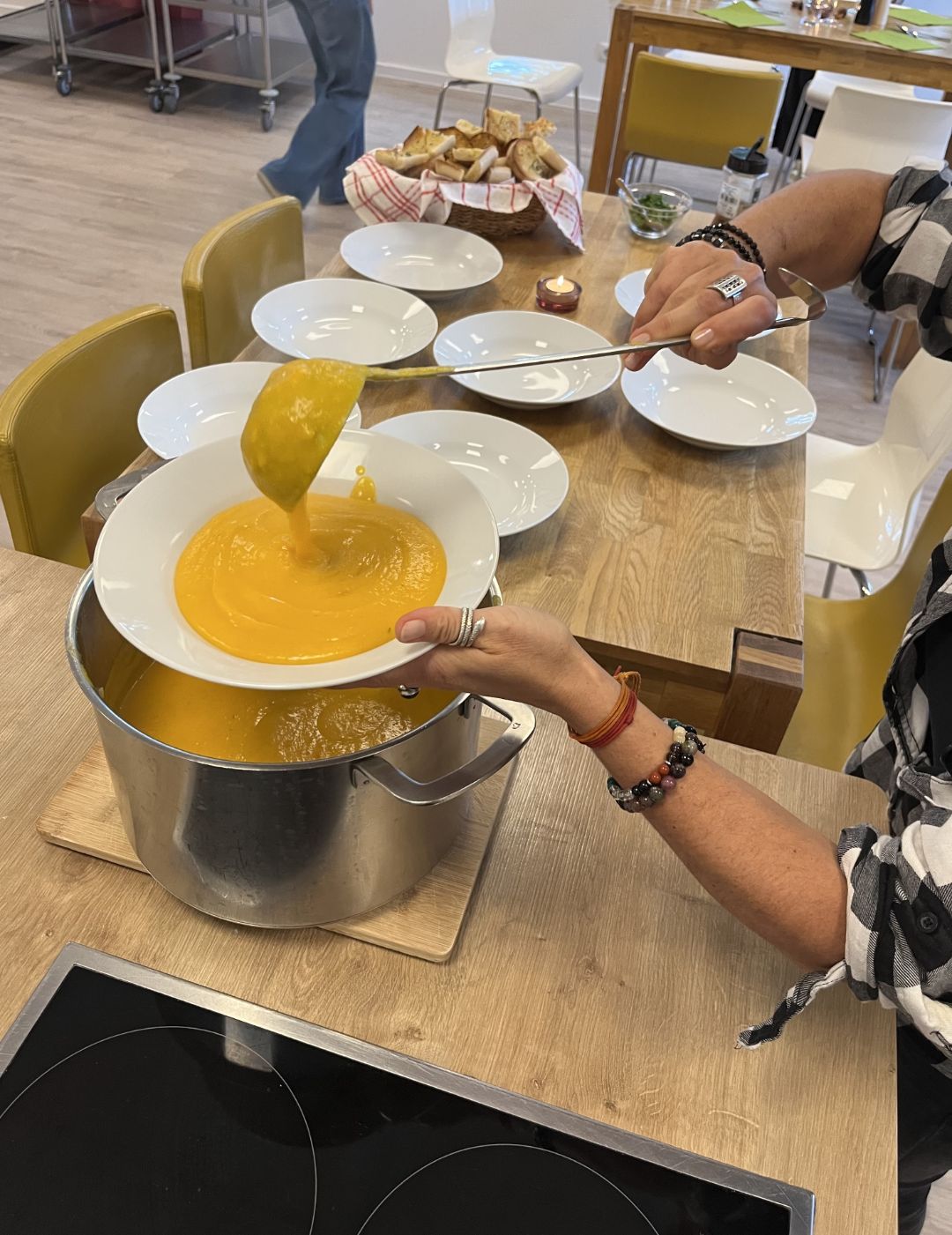 Suppe wird ausgeteilt